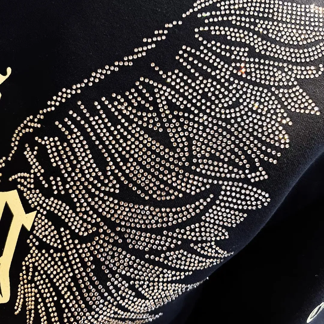 🅿️460 [ChampionHearts] Hot-selling suit is coming. Focus on the original version of the official website. 2025 new hot-selling sweatshirt suit. The original order is the best. 🇭🇰The meticulous work of top designers. It has a fitting and perfect upper body effect. All-natural high-quality Tencel Roman cotton 100%, close-fitting comfort, noble and elegant! Original hardware embodies elegance and nobility! Counter size: M-4XL (up to 190 pounds)